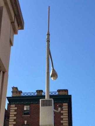 digital donnybrook on 66th street A new wireless cellular antenna mounted on a streetlight at the southeast corner of First Avenue and East 66th Street. It's just down the block from another light pole, at 404 East 66th Street, where residents are trying to block the installation of an antenna across the street from an elementary school. Photo courtesy of Anat Rosenberg