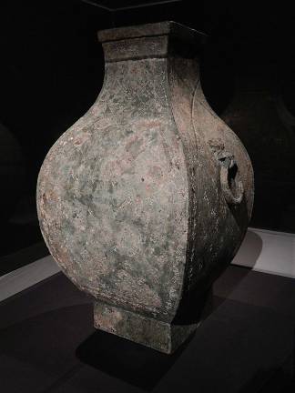 ancient china unearthed This bronze vessel inlaid with delicate gold and silver filigree hints at stylized clouds and a sophisticated, elegant court. Photo: Adel Gorgy
