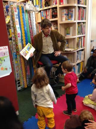 Best of manhattan 2016 Storyteller Andy Laties shales tales with children at Bank Street Bookstore