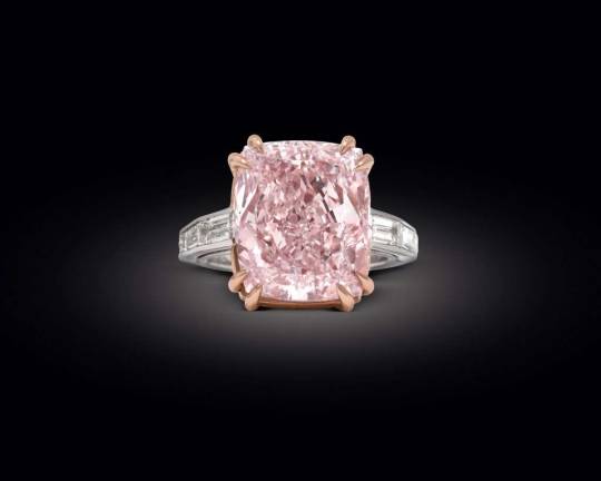 AVENUE Shows Preview: What a 12.27 Carat Majestic Pink Diamond Ring Looks Like AVENUE Shows Preview: What a 12.27 Carat Majestic Pink Diamond Ring Looks Like