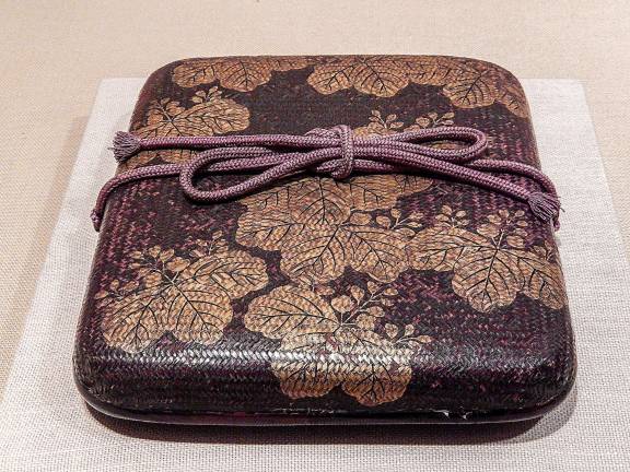 Weaving a Tale Basketry Box from the Edo period, made of lacquered bamboo and decorated with sprinkled gold powder (maki-e). Photo: Adel Gorgy