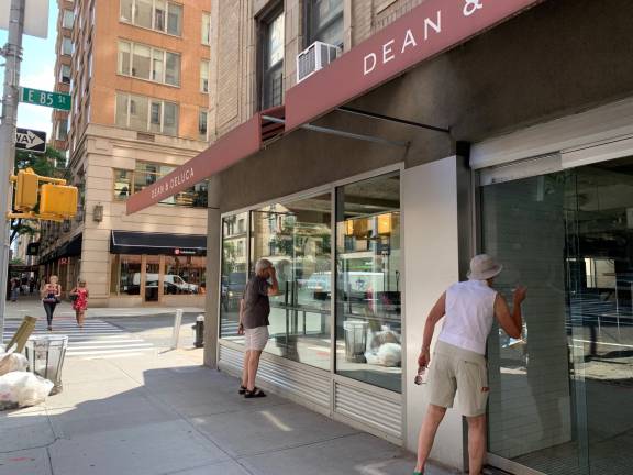 Dean & DeLuca closes on Madison Ave. Checking out the empty shop. Photo: Ema Schumer