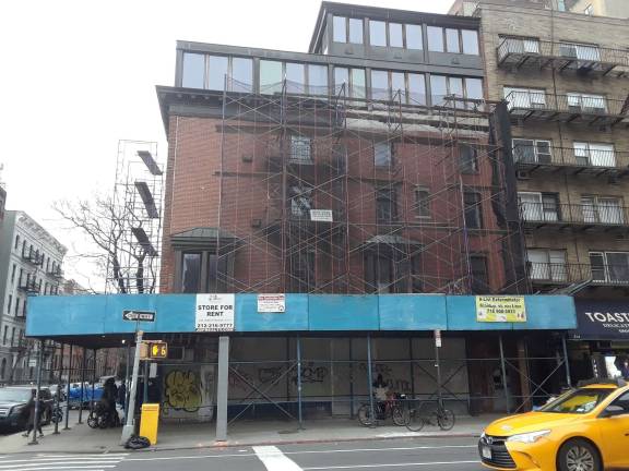chelsea building to 'shed' some baggage The recent removal of metal cornice, along with necessary repair work, has cleared the way for the sidewalk shed at 210 Seventh Ave. to be taken down. Photo: Scott Stiffler