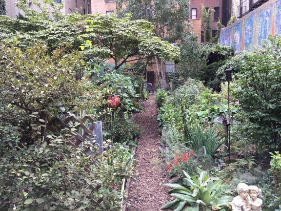 garden land swap near done A pending land swap would allow Manhattan Valley community gardeners to keep roughly two-thirds of their plots at La Perla garden on West 105th Street. Photo: Sarah Nelson