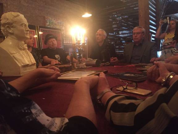 A séance at Houdini’s home Magicians and magic fans held hands to create an energy for Houdini to make his presence known. Photo: Carson Kessler