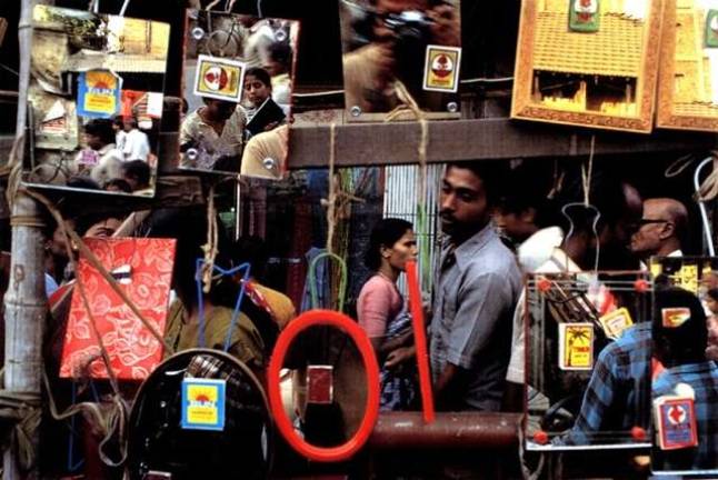 Seeing India through Color Lenses "Pavement Mirror Shop, Howrah, West Bengal," 1991, printed later. Chromogenic print. Photo courtesy of The Met Breuer