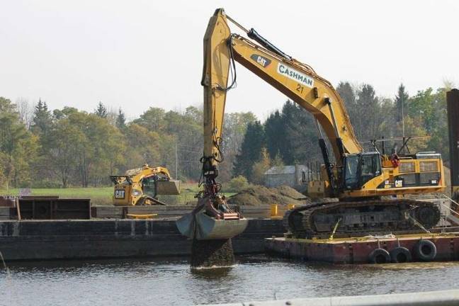 state, feds bicker about hudson's health Hudson River dredging in 2013. Photo: Environmental Protection Agency