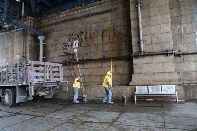 THE BENCHING OF MANHATTAN A CityBench beneath the Manhattan Bridge. Photo: NYC DOT
