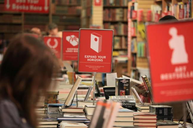 How to read in the city At the Strand. Photo: Marco, via flickr