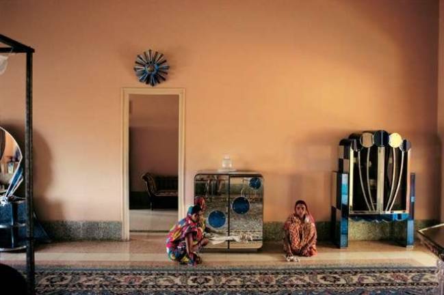 Seeing India through Color Lenses "Employees, Morvi Palace, Gujarat," 1982. Chromogenic print. Photo courtesy of The Met Breuer