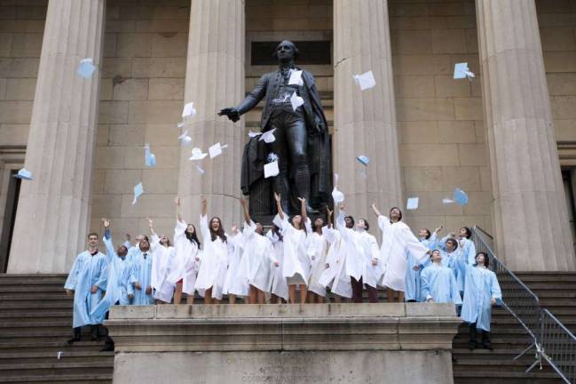 L?n Graduates their Inaugural Class