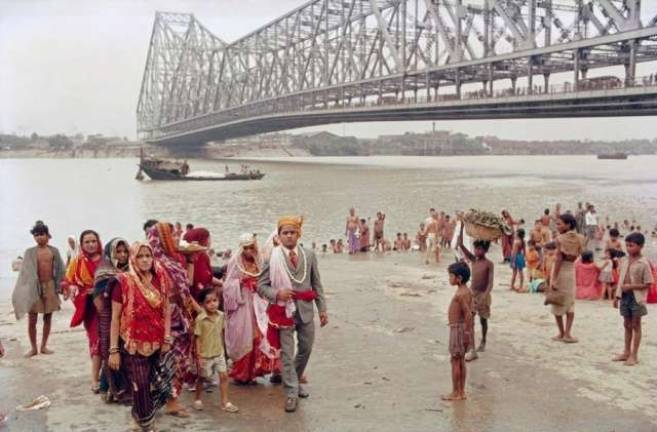Seeing India through Color Lenses "Below the Howrah Bridge a Marwari Bride and Groom after Rites by the Ganges, Calcutta," 1968, printed after 1999. Chromogenic print. Photo courtesy of The Met Breuer
