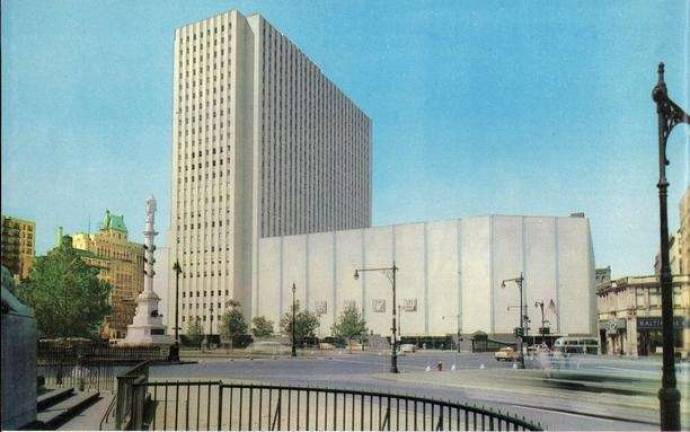 Moses built NEW YORK’S COLISEUM The New York Coliseum was at Columbus Circle from 1956 to 2000.