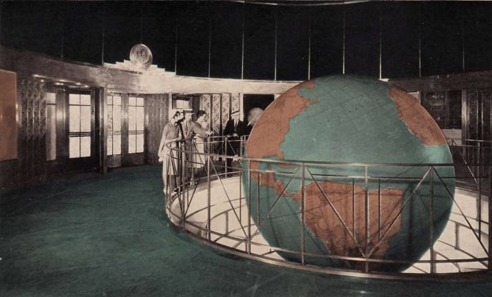‘TOO TOUGH TO DIE’ A colorized postcard image from 1941 shows the giant, 17-foot, gold-tinted rotating globe in the lobby of the old Daily News Building at 220 East 42nd Street. One of the world’s largest indoor globes, it was used as a permanent educational science exhibit for schoolkids. Postcard: Published by Lumitone Photoprint, via Wikimedia Commons
