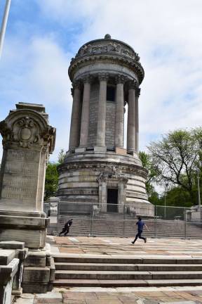 Soldiers’ and Sailors’ Monument in Riverside Park is among the few city parks structures in worse shape than they were in 1978. The monument, at the level of 89th Street, is awaiting repairs to its mortar joints, where water has penetrated exterior walls, and to chipped paving stones. Its white marble, stained by time and painted over to cover up graffiti, will be restored. Photo: Richard Khavkine