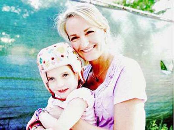 Elle Vandenberghe with her mother, Heather